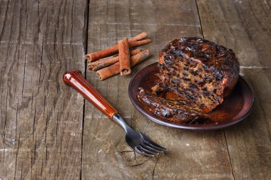 Koyu ahşap arka plan üzerinde koyu zengin meyve pasta 