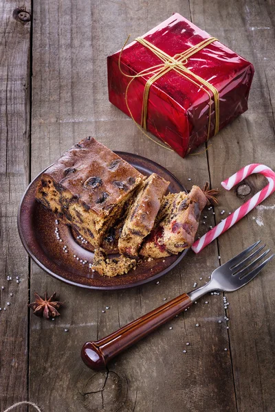 Weihnachtsfruchtkuchen über dunklem Holzhintergrund — Stockfoto