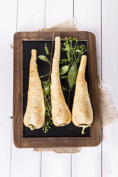 Parsnips kara tahta üzerinde grup — Stok fotoğraf