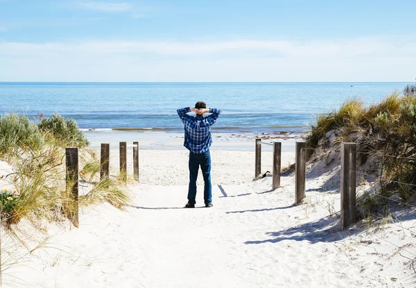 Hombre relajado mirando al mar — Foto de Stock