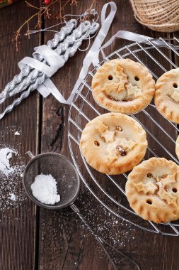 Noel meyve kıymalı börek rustik ahşap zemin üzerine