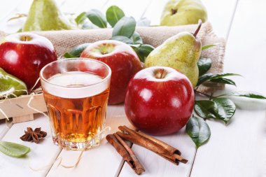 Taze meyve ve beyaz arka plan üzerinde içki