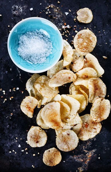 Patatas fritas caseras sobre fondo de metal rústico — Foto de Stock