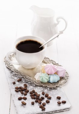 Kahve beze Çerezler üzerinde beyaz ahşap zemin ile