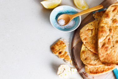 Düz ekmek ve baharat bir tabloda yığını