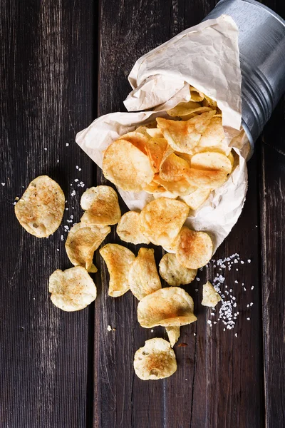 Potato chips over donkere houten achtergrond Rechtenvrije Stockfoto's