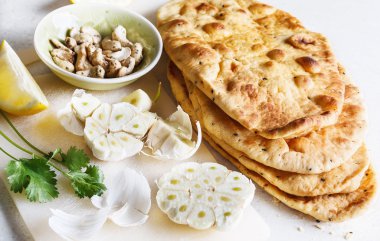 Düz ekmek ve baharat bir tabloda yığını