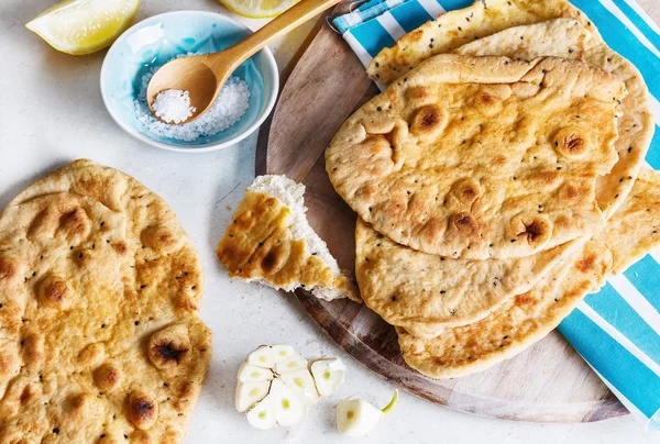 Pan plano y especias en una mesa — Foto de Stock