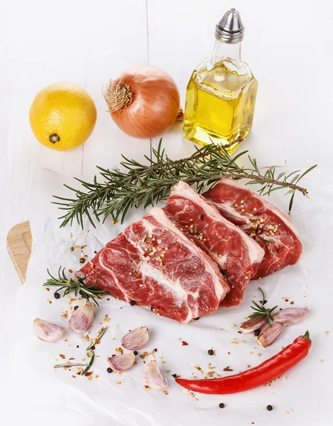 Carne vermelha, legumes e especiarias sobre fundo branco — Fotografia de Stock