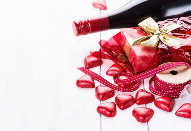 Sevgililer günü natürmort çikolata ve şarap ile