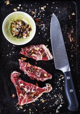 Kırmızı et ve baharat rustik metal arka plan üzerinde