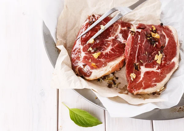 Carne vermelha e sobre fundo branco — Fotografia de Stock