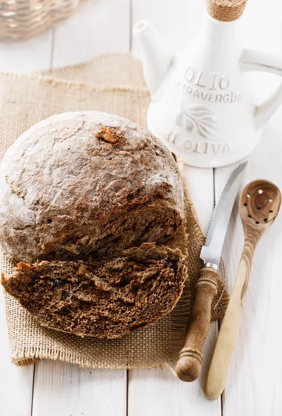 Frissen sült rozs cob loaf felett fehér fa háttér — Stock Fotó