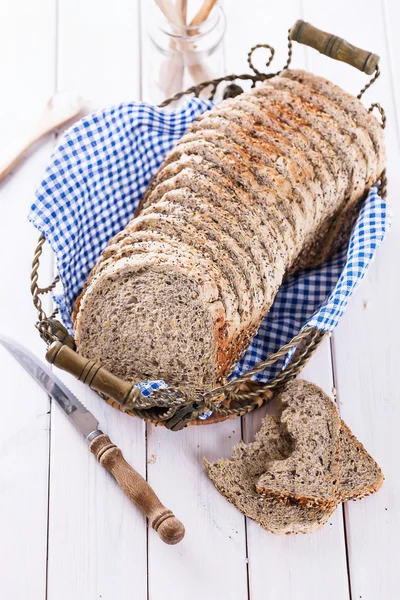 Čerstvě pečený sandwich chléb na bílý dřevěný stůl — Stock fotografie