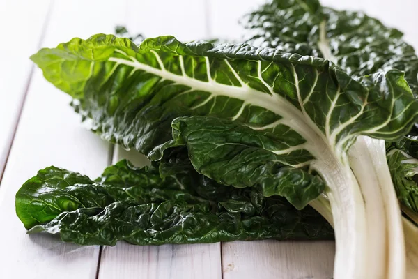 Bos van silverbeet op een rustieke houten achtergrond — Stockfoto