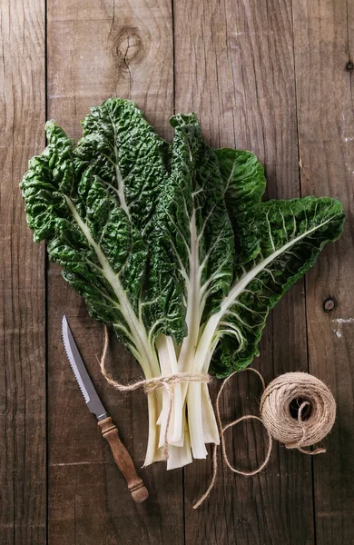 Bos van silverbeet op een rustieke houten achtergrond — Stockfoto