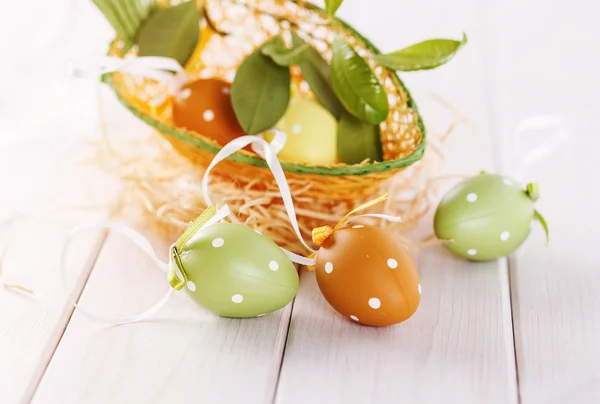 Pastel gekleurde paaseieren over witte houten achtergrond — Stockfoto