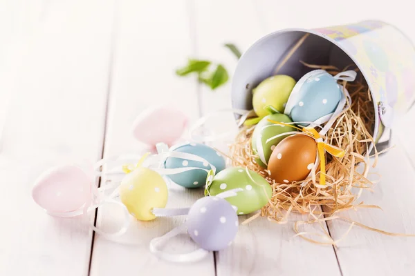 Beyaz ahşap zemin üzerinde pastel renkli Paskalya yumurtaları — Stok fotoğraf