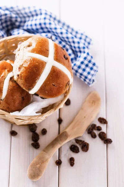 Easter cross-buns on a woven basket — Stock Photo, Image