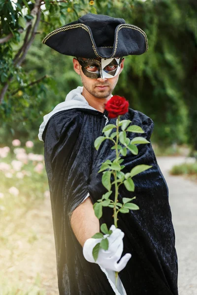 Tajemnica człowieka trzyma różę — Zdjęcie stockowe