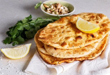 Düz ekmek ve otlar bir tabloda yığını