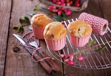 Berry muffins rustik koyu ahşap arka plan üzerinde 
