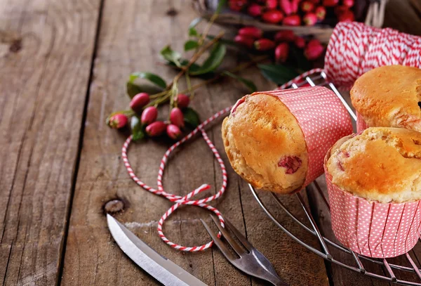 Muffins de bagas em um fundo de madeira escuro rústico — Fotografia de Stock