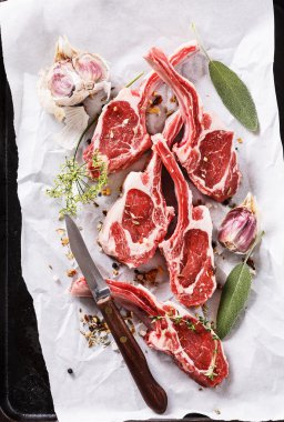 Kuzu pirzola metal bir tepsi