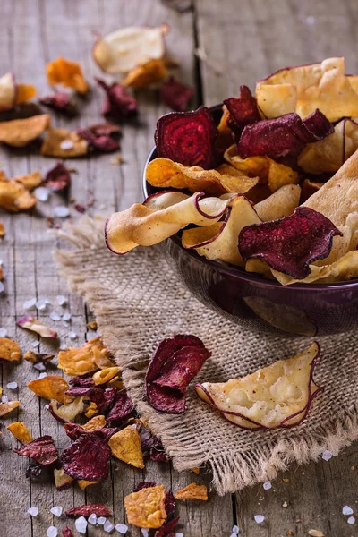 Chips de legumes saudáveis em um fundo rústico — Fotografia de Stock