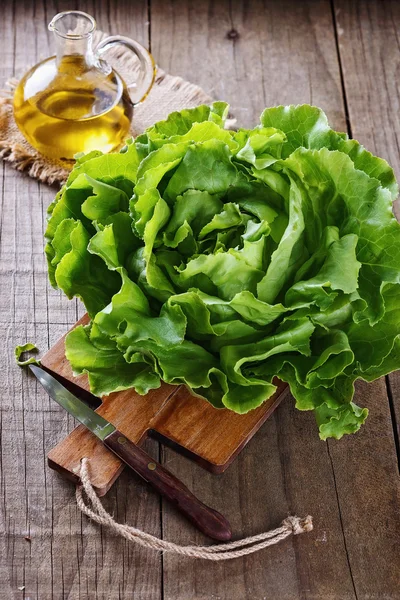 Lechuga de mantequilla sobre fondo rústico de madera — Foto de Stock