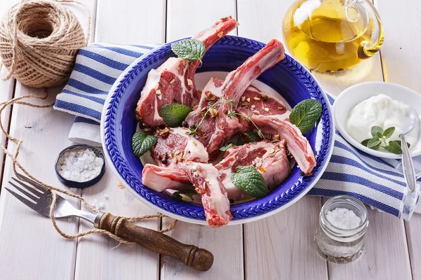 Lammschnitzel mit Minze kochen — Stockfoto