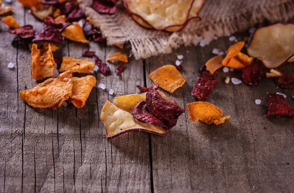 Healthy organic vegetable chips on a rustic background — Stock Photo, Image