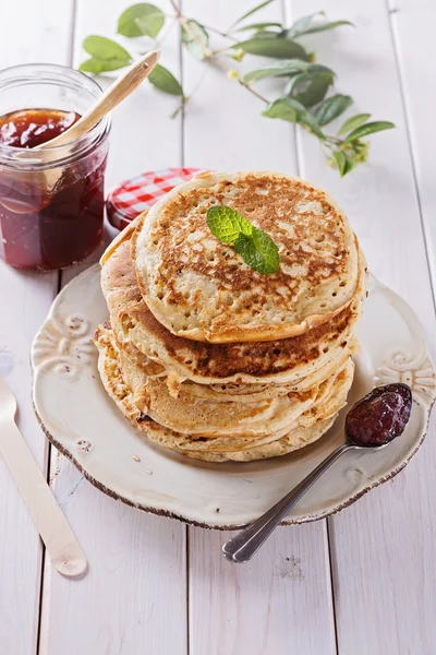 Gesunde Haferpfannkuchen auf weißem Holzhintergrund — Stockfoto