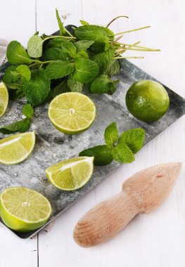 çeyrek limon ve nane yaprakları Beyaz ahşap zemin üzerinde