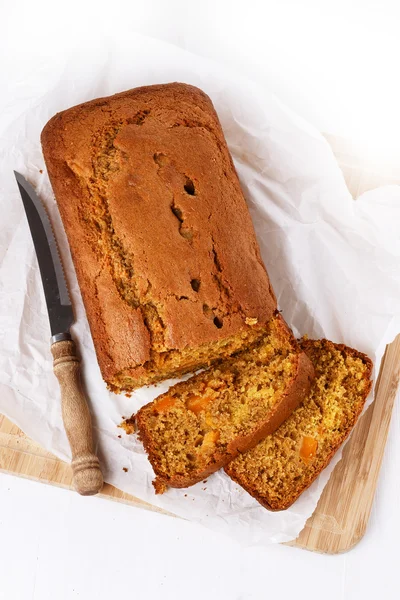 Pan de calabaza sobre fondo de madera blanca —  Fotos de Stock