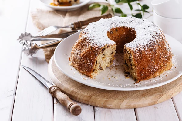 Kotitekoinen Bundt-kakku rusinoilla — kuvapankkivalokuva