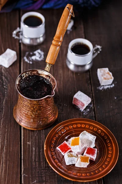 Café turco y deleite turco en backgro rústico de madera oscura — Foto de Stock
