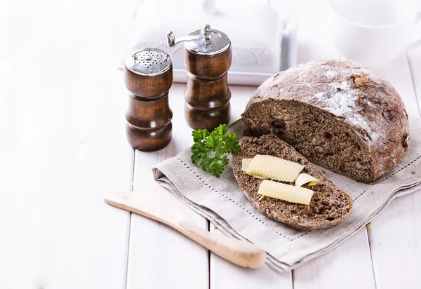 Pan de centeno recién horneado sobre fondo de madera blanca —  Fotos de Stock