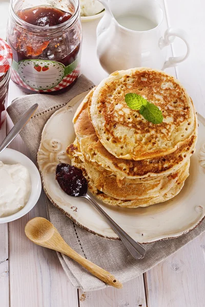 Gesunde Haferpfannkuchen auf weißem Holzhintergrund — Stockfoto