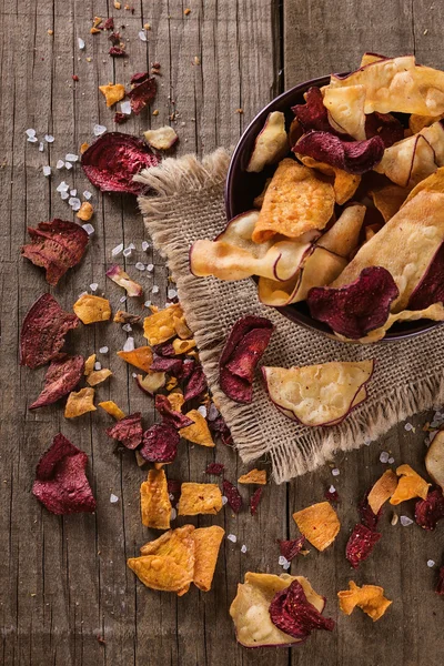 Healthy vegetable chips on a rustic background — Stock Photo, Image