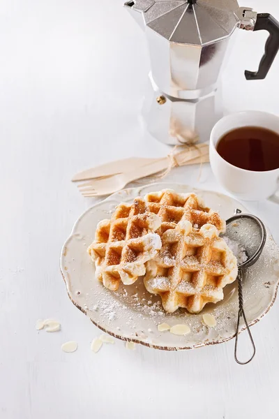 Gaufres maison sur fond blanc en bois — Photo