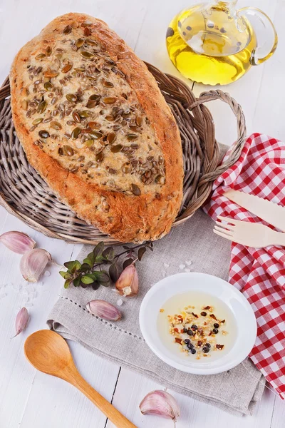 Источниковый хлеб с семенами и зерном — стоковое фото