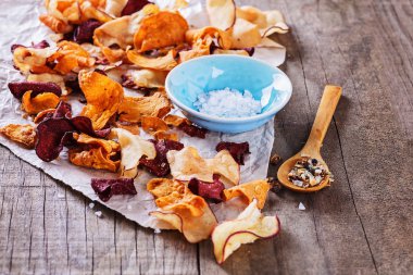 Rustik bir arka plan üzerinde sağlıklı sebze cips