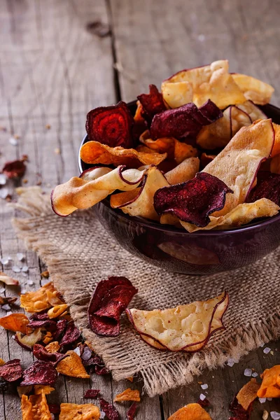 Chips de legumes saudáveis em um fundo rústico — Fotografia de Stock