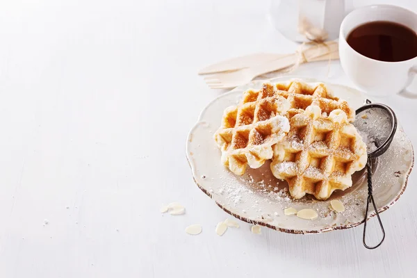 Waffles sobre fundo de madeira branco — Fotografia de Stock