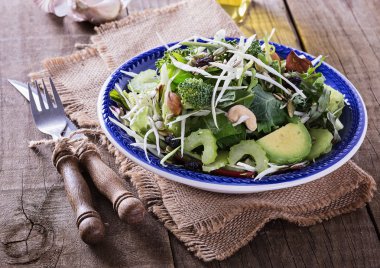 Rustik ahşap arka plan üzerinde renkli sebze salatası