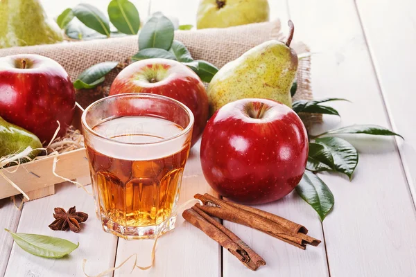 Frisches Obst und Getränk vor weißem Hintergrund — Stockfoto