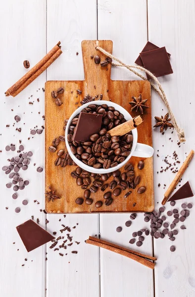 咖啡豆和巧克力在木制的背景 — 图库照片