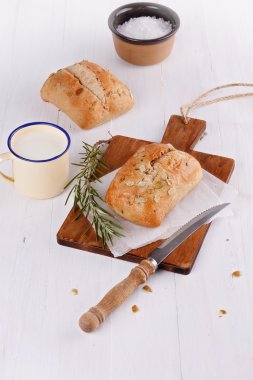 Ciabatta ekmeği rustik Beyaz ahşap zemin üzerinde