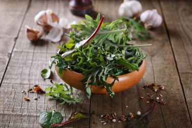 Rustik ahşap arka plan üzerinde yapraklı yeşil karıştırın